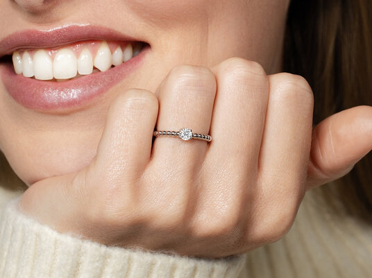 Anillo de compromiso Classic Beads en 9K oro rosa con diamante 0,25ct