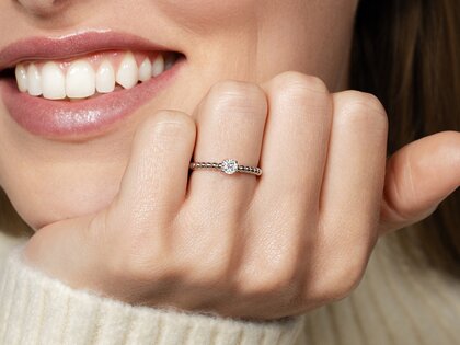 Anillo de compromiso Classic Beads en 9K oro rosa con diamante 0,25ct H/SI