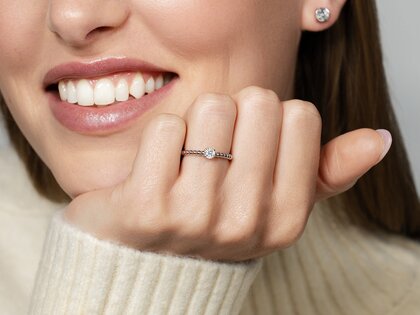 Anillo de compromiso Classic Beads en 18K oro amarillo con diamante 0,20ct G/VS