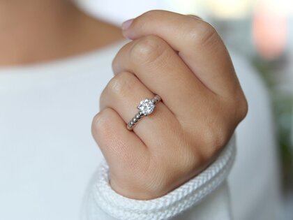 Anillo de compromiso Classic Beads en 18K oro blanco con diamante 2,00ct H/SI