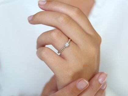 Anillo de compromiso Classic Beads en 9K oro blanco con diamante 0,25ct H/SI
