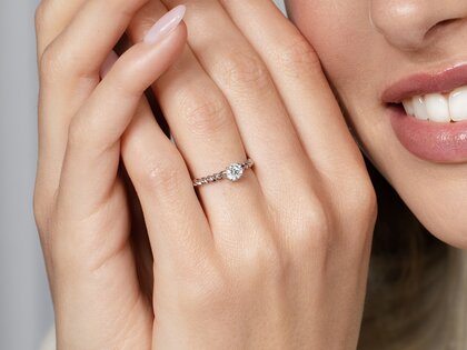 Anillo de compromiso Classic Loop en 9K oro amarillo con diamante 0,30ct H/SI