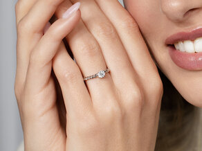 Anillo de compromiso Classic Loop en 9K oro amarillo con diamante 0,30ct H/SI