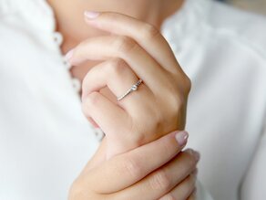 Anillo de compromiso Classic Loop en 9K oro blanco con diamante 0,10ct H/SI