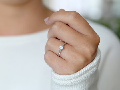 Anillo de compromiso Classic Loop en 9K oro blanco con diamante 0,30ct H/SI