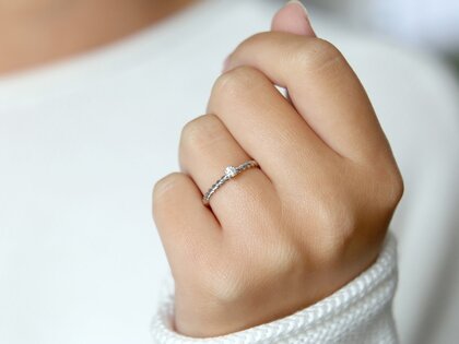 Anillo de compromiso Classic Loop en 9K oro blanco con diamante 0,10ct H/SI