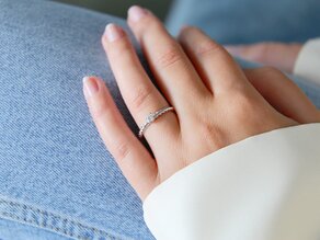 Anillo de compromiso Classic Loop en 18K oro blanco con diamante 0,15ct H/SI