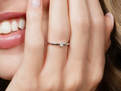 Anillo de compromiso Classic Petite en oro amarillo