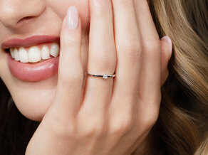 Anillo de compromiso Classic Petite en 14K oro amarillo con diamante 0,07ct G/SI