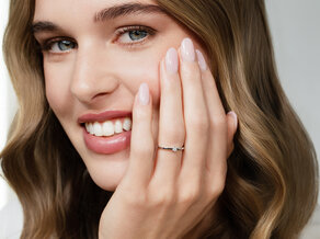 Anillo de compromiso Classic Petite en oro amarillo