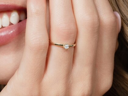Anillo de compromiso Classic Petite en 14K oro amarillo con diamante 0,13ct G/SI