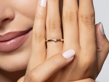 Anillo de compromiso Classic Petite en 14K oro amarillo con diamante 0,05ct G/SI