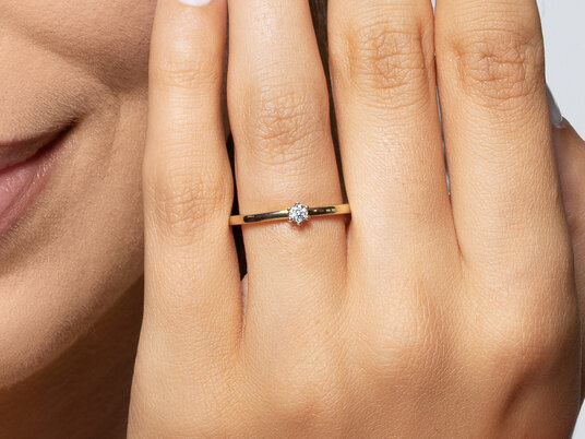 Anillo de compromiso Classic Petite en oro amarillo