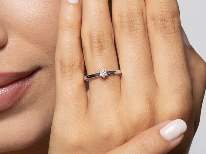 Anillo de compromiso Classic Petite en 14K oro blanco con diamante 0,13ct G/SI