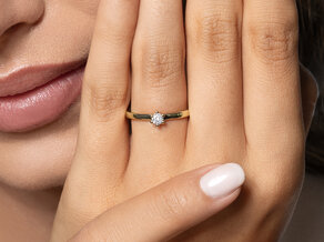 Anillo de compromiso Classic Petite en 14K oro amarillo con diamante 0,13ct G/SI