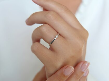 Anillo de compromiso Classic Petite en 14K oro blanco con diamante 0,09ct G/SI