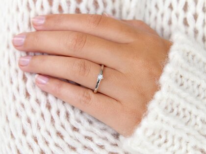 Anillo de compromiso Classic Petite en 14K oro blanco con diamante 0,13ct G/SI