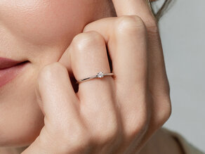 Anillo de compromiso Delight en 18K oro blanco con diamante 0,10ct H/SI