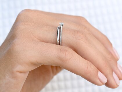 Anillo de compromiso Delight en 18K oro blanco con diamante 0,10ct H/SI
