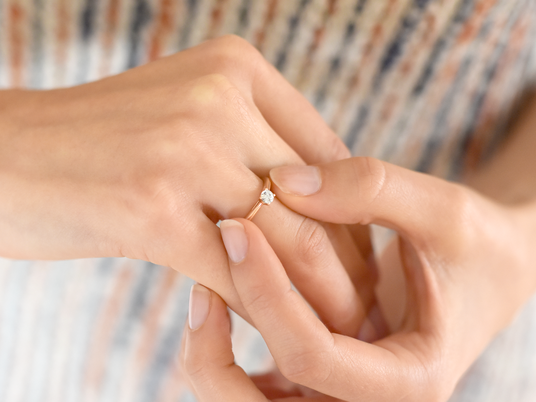 Anillo de compromiso Delight en oro rosa