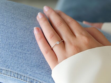 Anillo de compromiso Devotion en 18K oro blanco con diamante 0,15ct H/SI