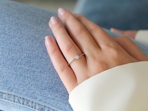 Anillo de compromiso Devotion en 18K oro blanco con diamante 0,15ct H/SI