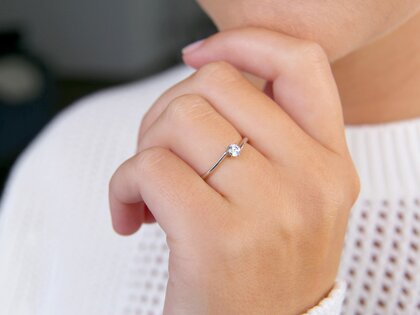 Anillo de compromiso Devotion en 18K oro blanco con diamante 0,15ct H/SI