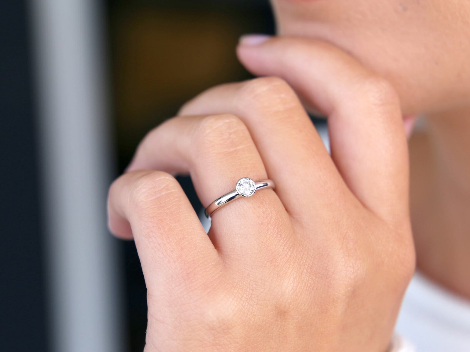 Anillo de compromiso Eternal en línea, bisel diamante