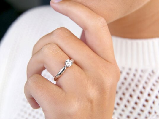 Anillo de compromiso Joy en 9K oro blanco