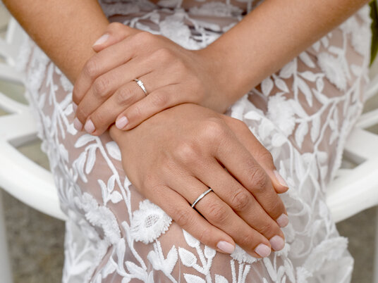 Anillo de compromiso Love en oro blanco