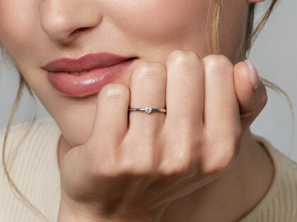 Anillo de compromiso Melody en 14K oro blanco con diamante 0,10ct G/SI