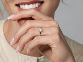 Anillo de compromiso Melody en 14K oro rosa con diamante 1,00ct G/IF
