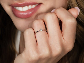 Anillo de compromiso Modern Petite en 14K oro blanco con diamante 0,05ct G/SI