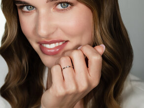 Anillo de compromiso Modern Petite en 14K oro blanco con diamante 0,05ct G/SI