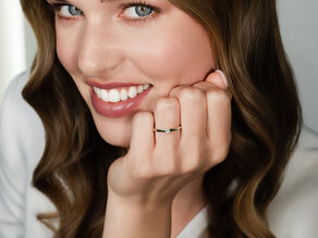 Anillo de compromiso Modern Petite en oro blanco