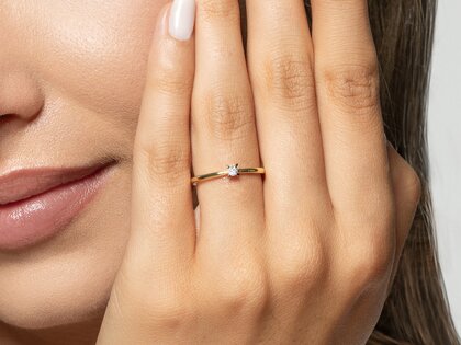 Anillo de compromiso Modern Petite en 14K oro amarillo con diamante 0,05ct G/SI
