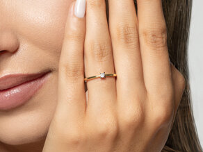 Anillo de compromiso Modern Petite en 14K oro amarillo con diamante 0,05ct G/SI