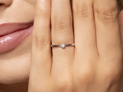 Anillo de compromiso Modern Petite en 14K oro blanco con diamante 0,05ct G/SI
