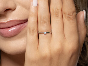 Anillo de compromiso Modern Petite en 14K oro blanco con diamante 0,05ct G/SI