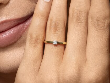 Anillo de compromiso Modern Petite en 14K oro amarillo con diamante 0,08ct G/SI