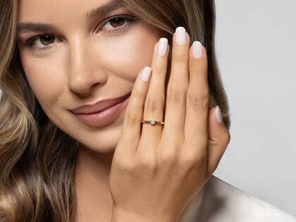 Anillo de compromiso Modern Petite en 14K oro amarillo con diamante 0,08ct G/SI