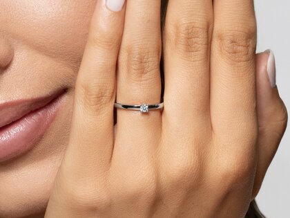 Anillo de compromiso Modern Petite en 14K oro blanco con diamante 0,08ct G/SI