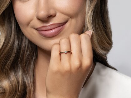 Anillo de compromiso Modern Petite en oro rosa