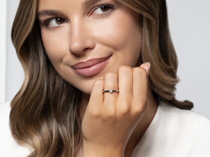 Anillo de compromiso Modern Petite en oro blanco