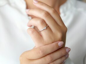 Anillo de compromiso Modern en 14K oro blanco con diamante 0,10ct G/SI
