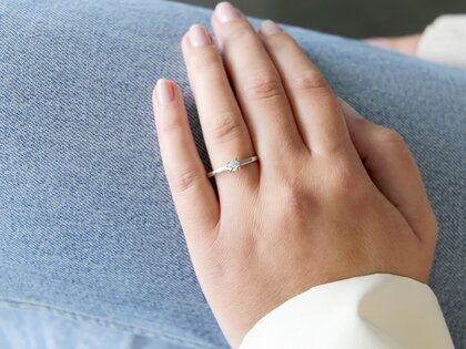 Anillo de compromiso Modern en 9K oro blanco con diamante 0,25ct H/SI