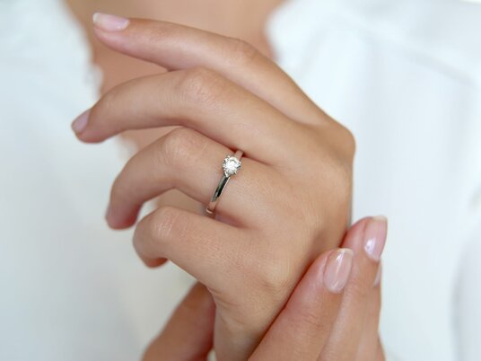 Anillo de compromiso Modern en 9K oro blanco con diamante 0,50ct