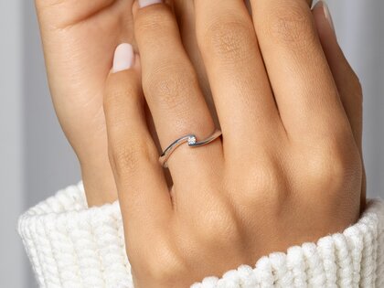Anillo de compromiso Twist Petite en 14K oro blanco con diamante 0,04ct G/SI