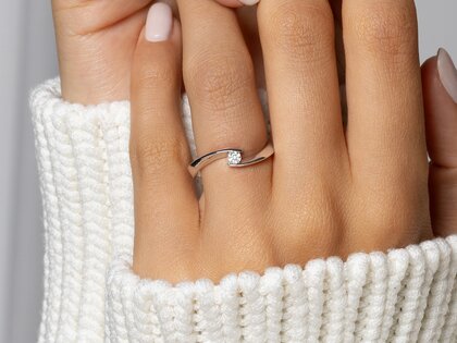 Anillo de compromiso Twist Petite en 14K oro blanco con diamante 0,09ct G/SI