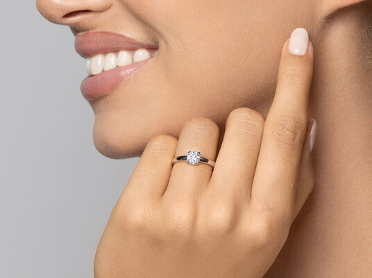 Anillo de compromiso Pure en 9K oro blanco con diamante 0,30ct